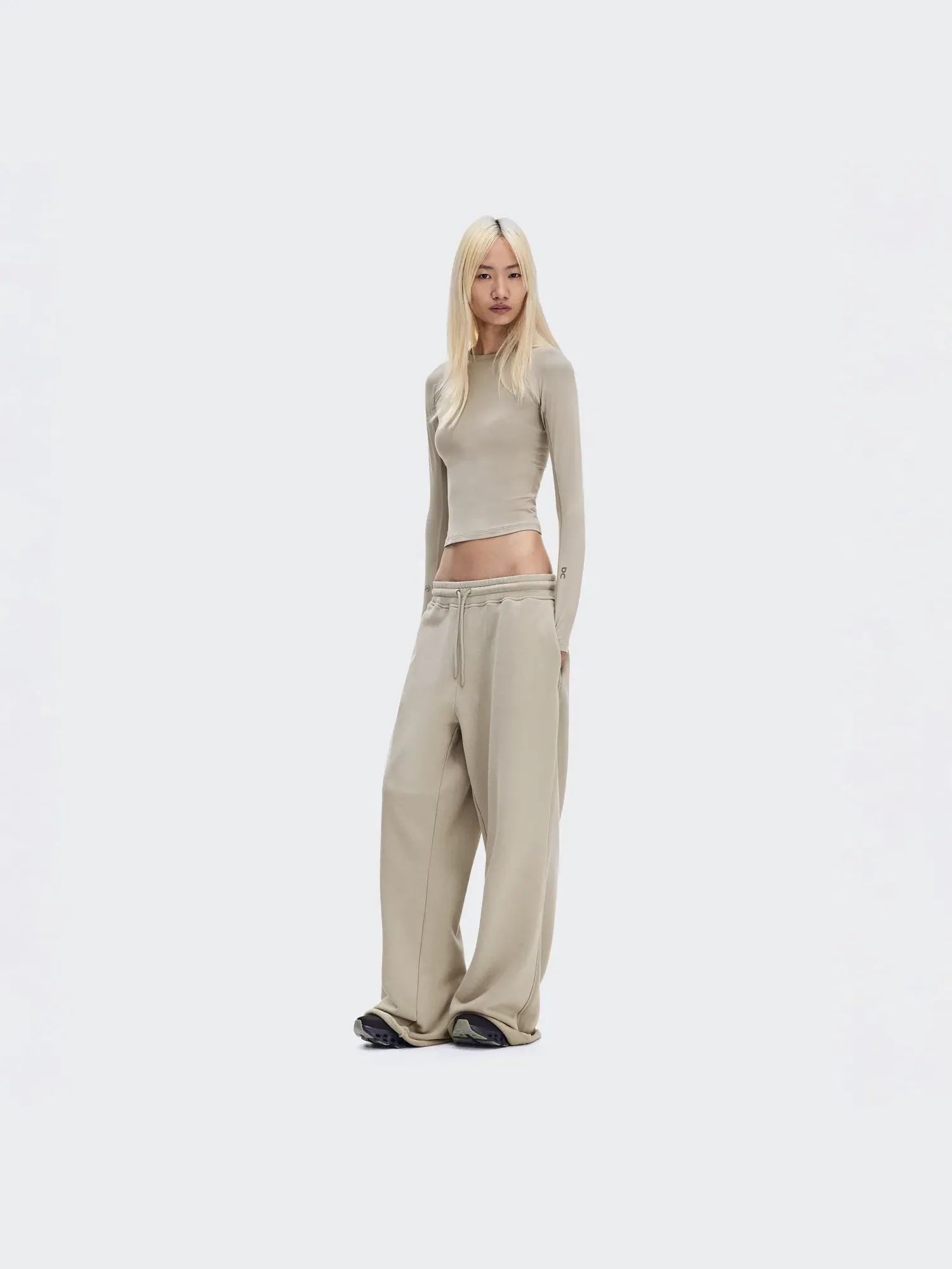 Женские брюки с эффектом потертости Club Collective Pants FKA On, Lurien — изображение 9 из 9, шалфейно-зеленый