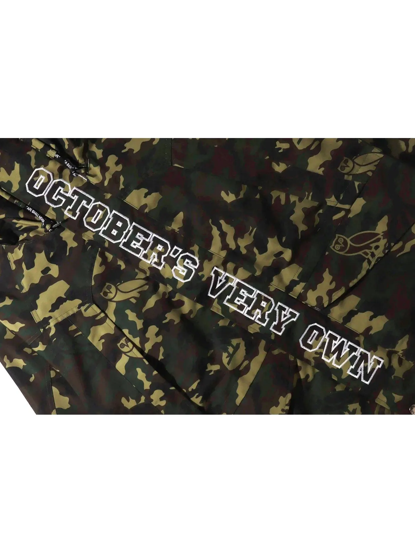 Мужская куртка для сноуборда с камуфляжным принтом BAPE x OVO Woodland Camo Snowboard Jacket BAPE — изображение 3 из 3