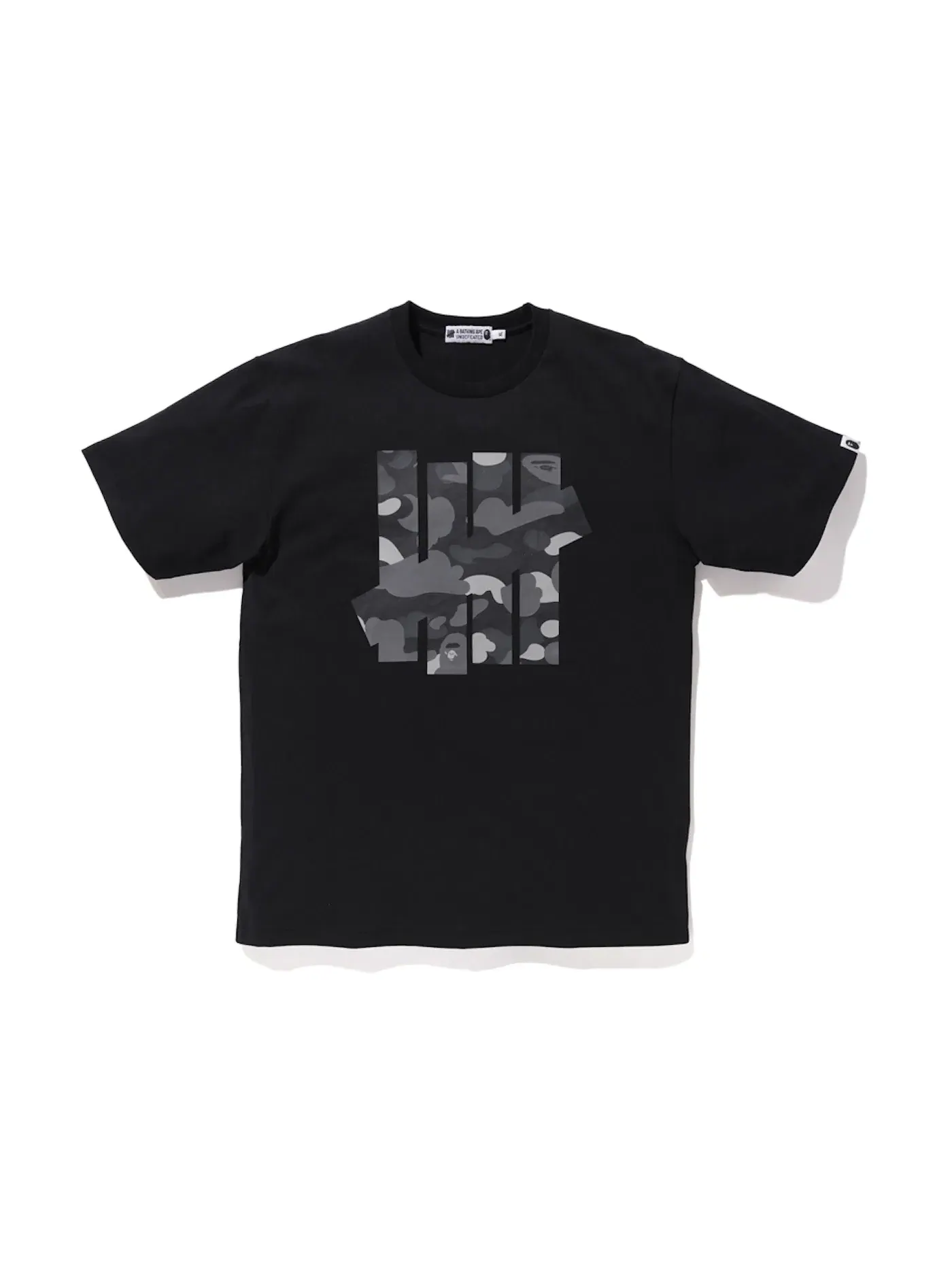 Мужская футболка с принтом BAPE x Undefeated 5 Strikes Tee BAPE — изображение 1 из 2, черный