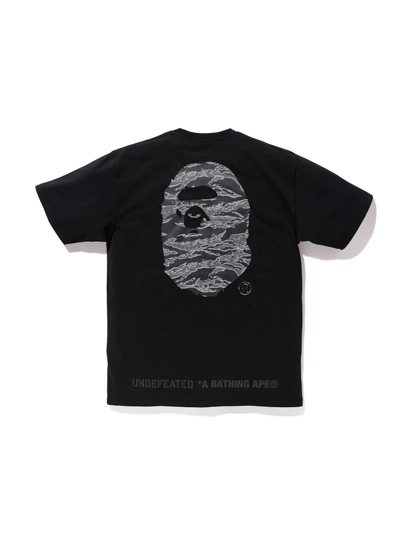 Мужская футболка с принтом BAPE x Undefeated 5 Strikes Tee BAPE — изображение 2 из 2, черный