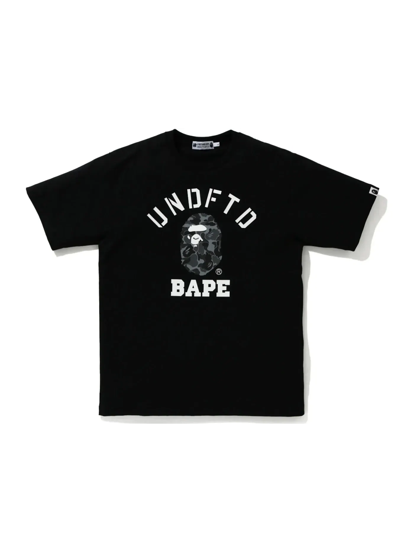 Мужская футболка с принтом BAPE x Undefeated College Tee BAPE — изображение 1 из 2, черный