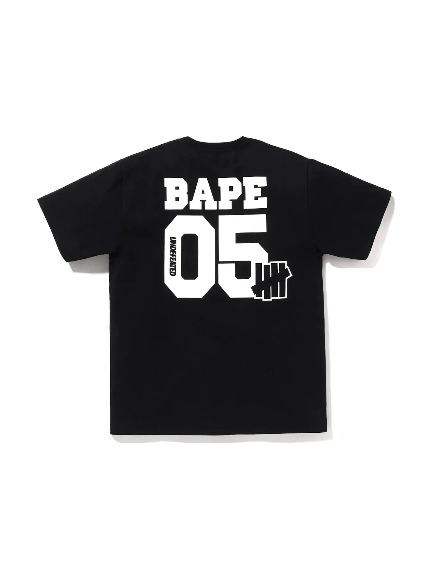 Мужская футболка с принтом BAPE x Undefeated College Tee (FW22) BAPE — изображение 2 из 2, черный