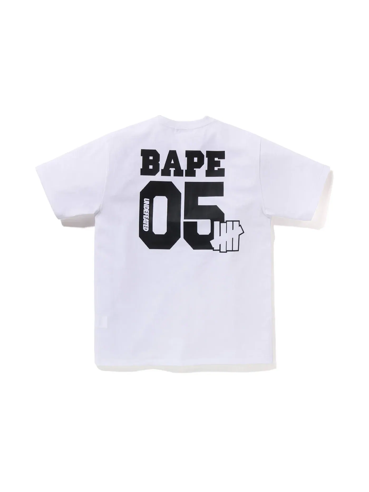Мужская футболка с принтом BAPE x Undefeated College Tee BAPE — изображение 2 из 2, белый