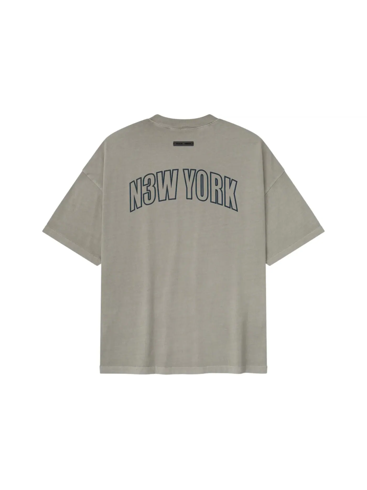 Мужская футболка с принтом Essentials New York 90's Tee Fear of God — изображение 2 из 2, серый