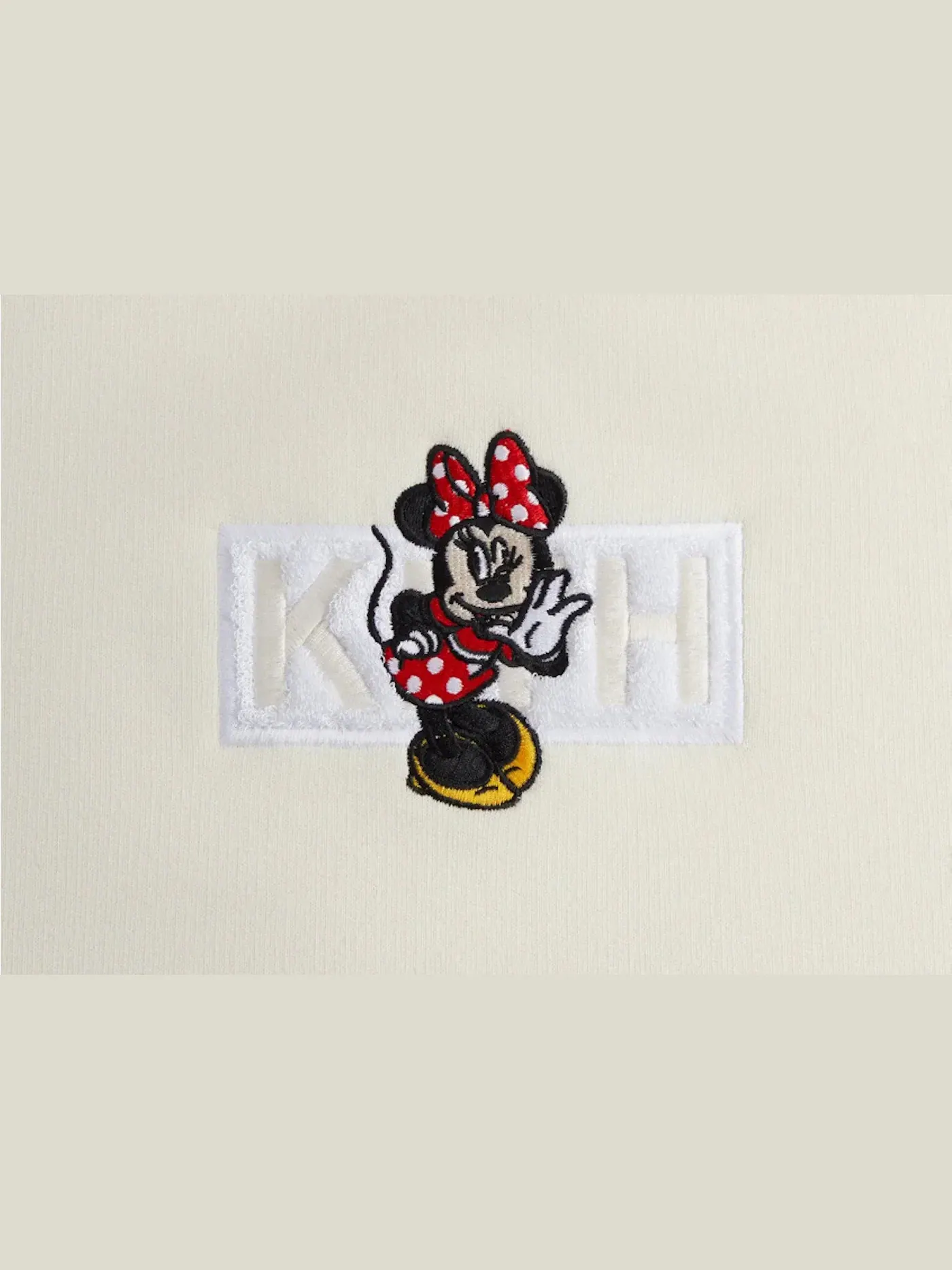 Мужской свитшот с вышивкой Kith x Disney Minnie Classic Logo Crewneck Kith, Sandrift — изображение 2 из 2