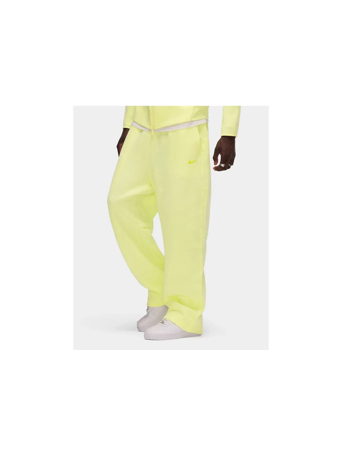 Мужские спортивные штаны из флиса Tech Fleece с открытым низом Nike x NOCTA, Citron Tint/Vivid Sulfur — изображение 4 из 5