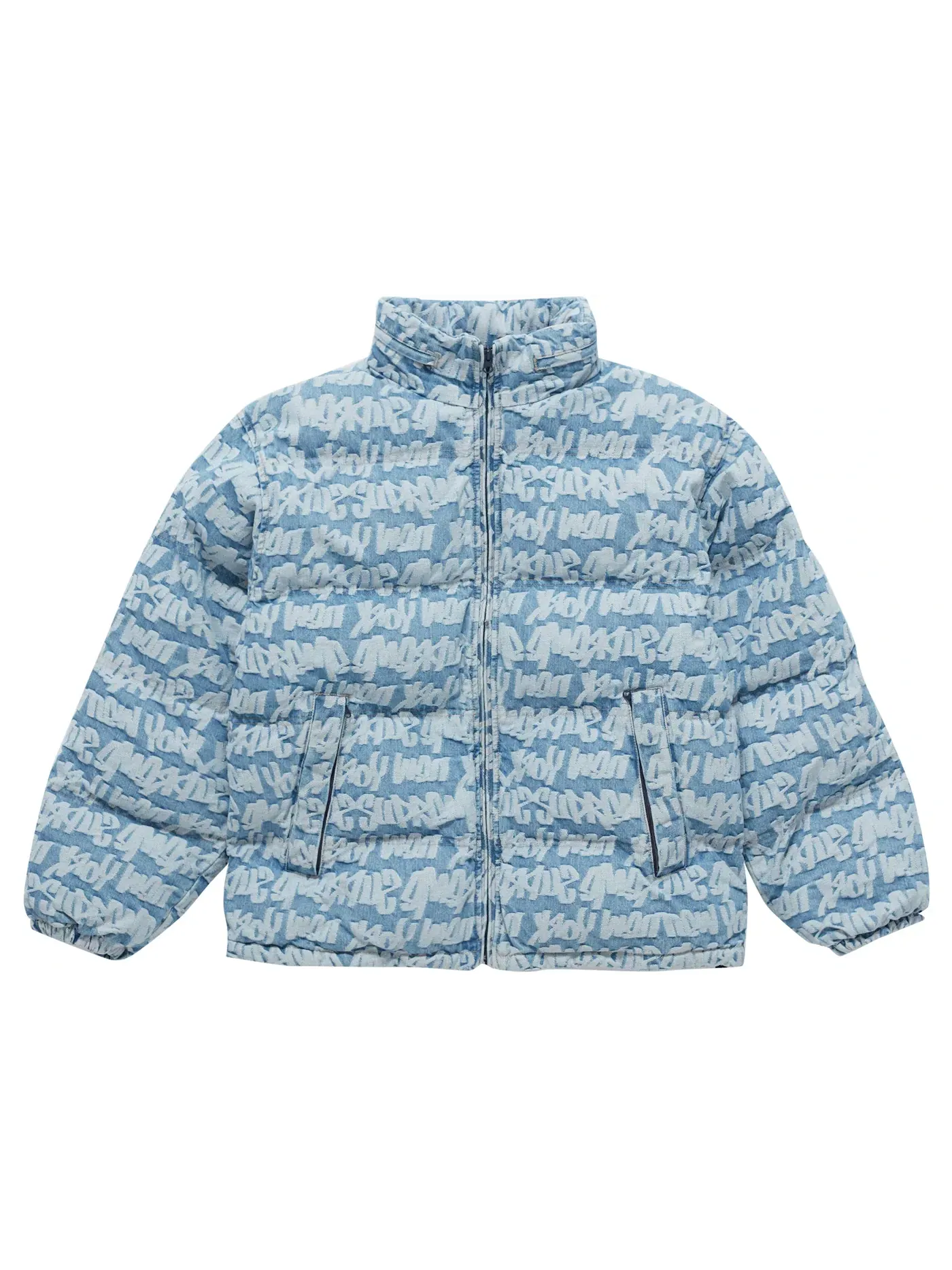 Мужская куртка-пуховик джинсовая с принтом Supreme Fat Tip Jacquard Denim Puffer Jacket — изображение 1 из 3, синий