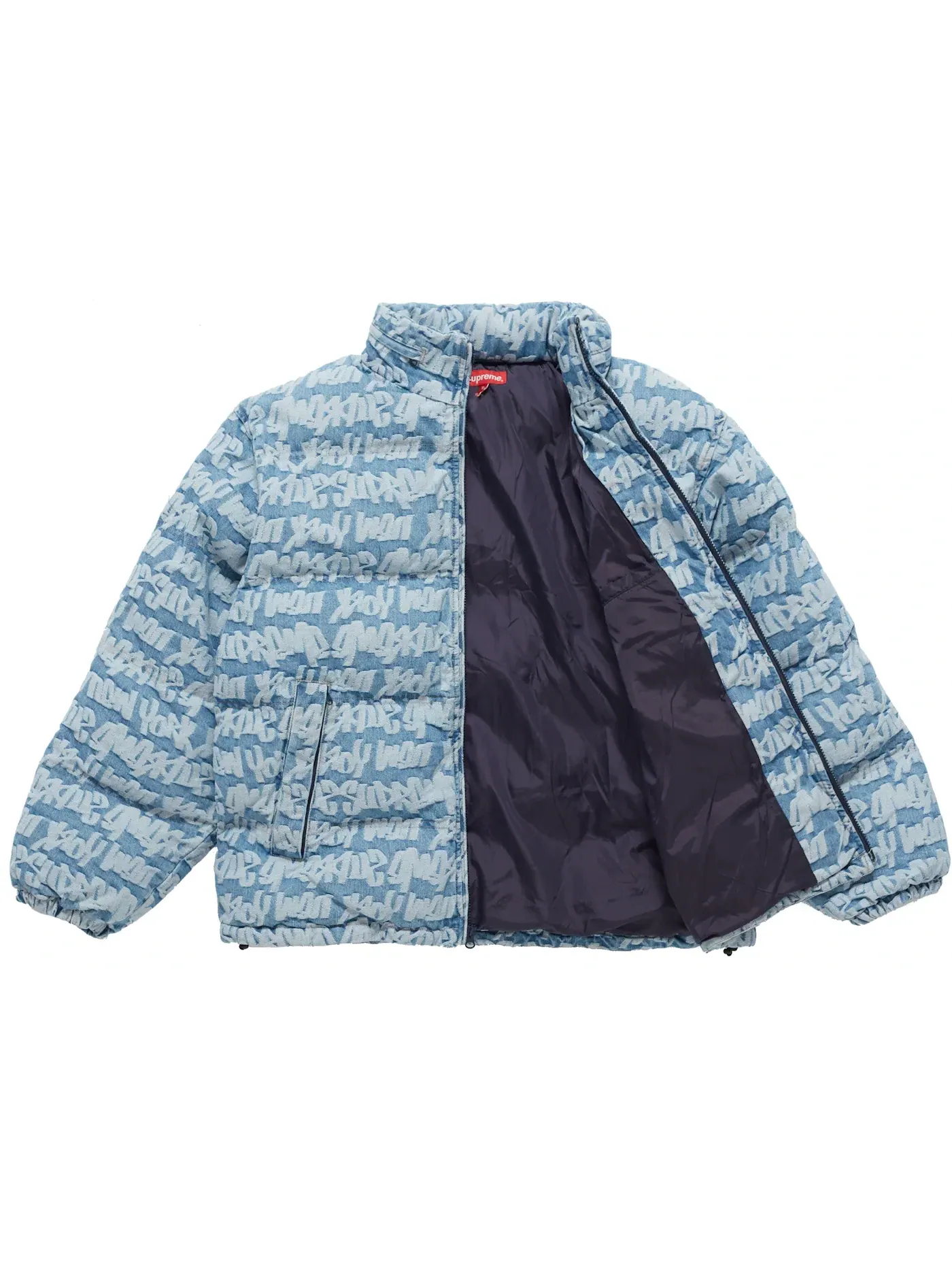 Мужская куртка-пуховик джинсовая с принтом Supreme Fat Tip Jacquard Denim Puffer Jacket — изображение 2 из 3, синий