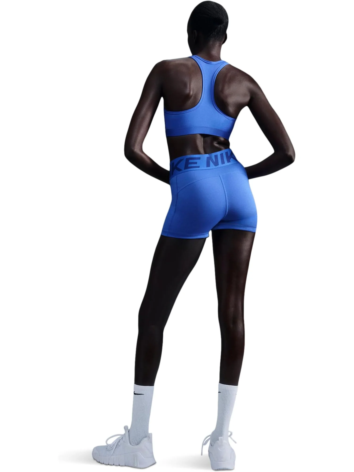 Бюстгальтер Nike Swoosh Medium Support Bra — изображение 2 из 2, белый