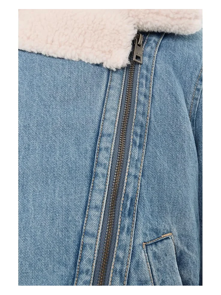 Женская джинсовая косуха Levi's с подкладкой из шерпы, Medium Wash — изображение 5 из 6, средняя отмывка