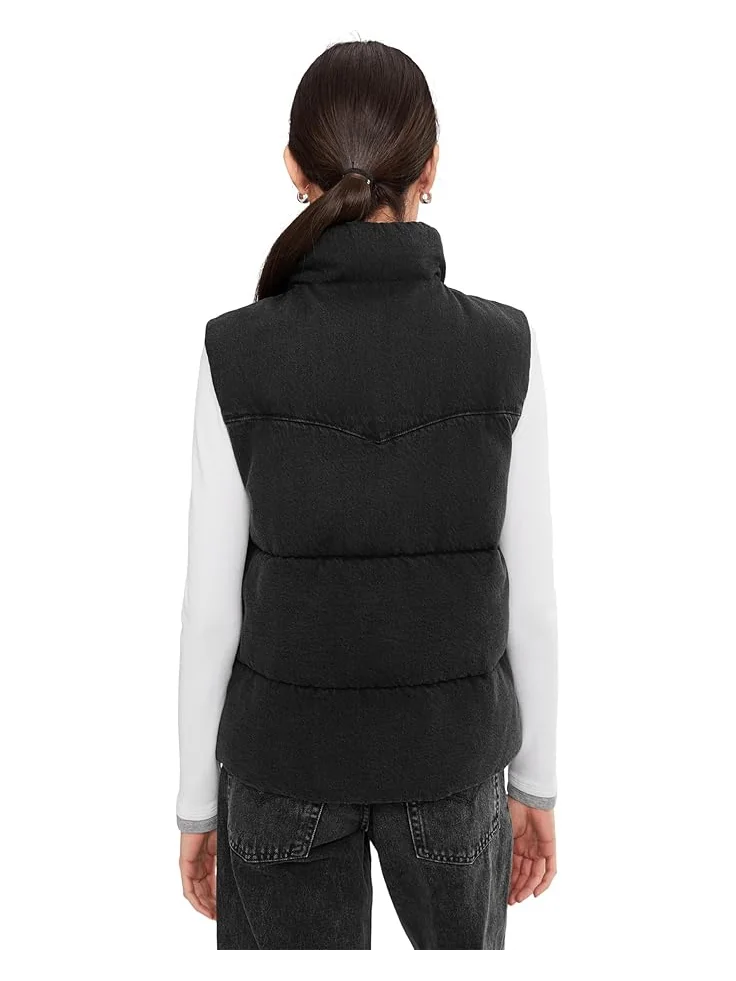 Женская джинсовая пуховик-жилет Levi's Denim Puffer — изображение 4 из 5, черный