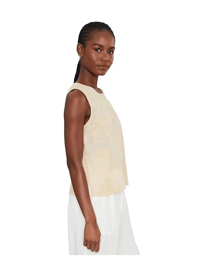 Блуза с цветочной вышивкой Boxy Tank Blouse Vince Camuto — изображение 3 из 5, песочный