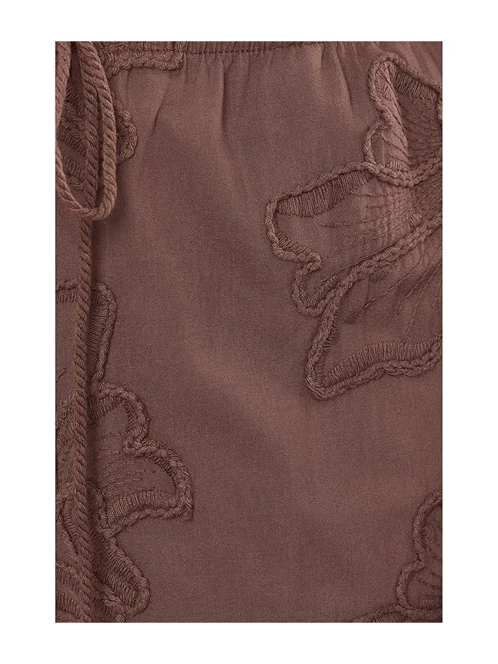 Брюки прямого кроя с цветочной вышивкой Pull On Straight Leg Pants Vince Camuto — изображение 5 из 5