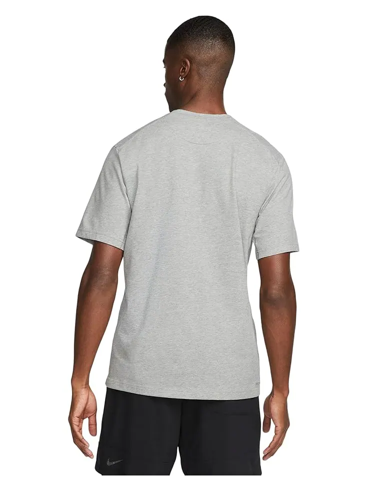 Топ Nike Primary Dri-FIT Short Sleeve Versatile Top — изображение 2 из 4, темный серый//серый