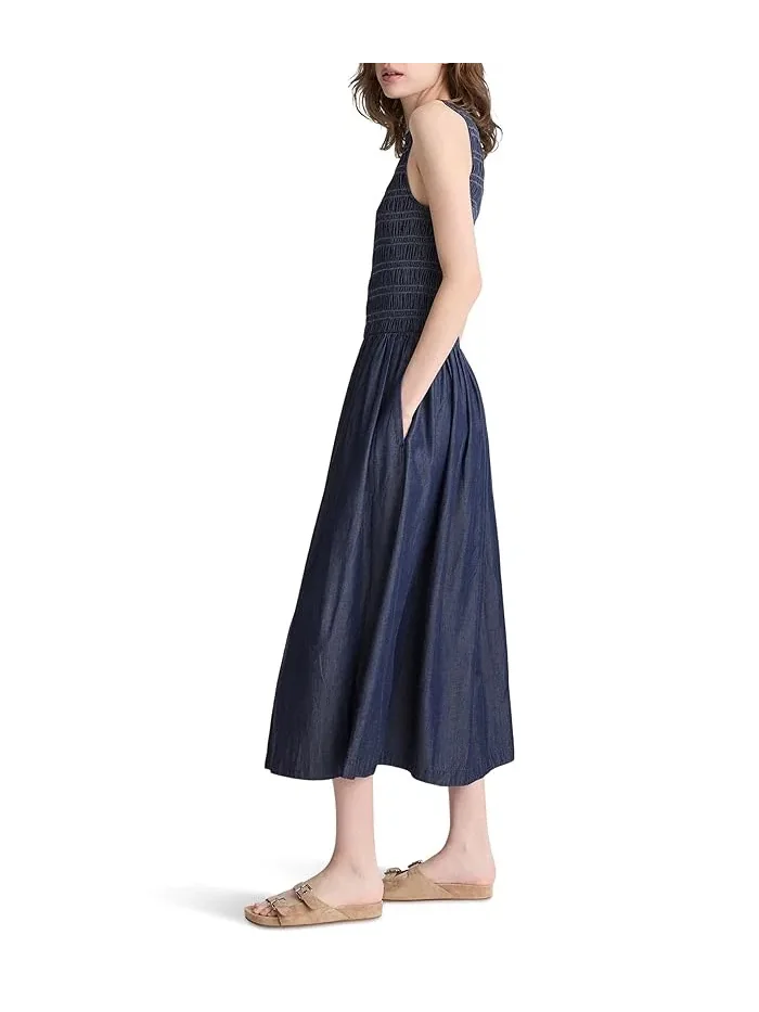 Платье макси джинсовое Denim Smocked Boatneck Maxi Madewell, Carrigan Wash — изображение 2 из 5, отстиранный кэрриган
