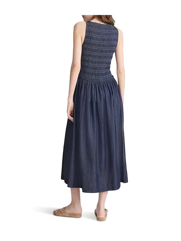 Платье макси джинсовое Denim Smocked Boatneck Maxi Madewell, Carrigan Wash — изображение 3 из 5, отстиранный кэрриган