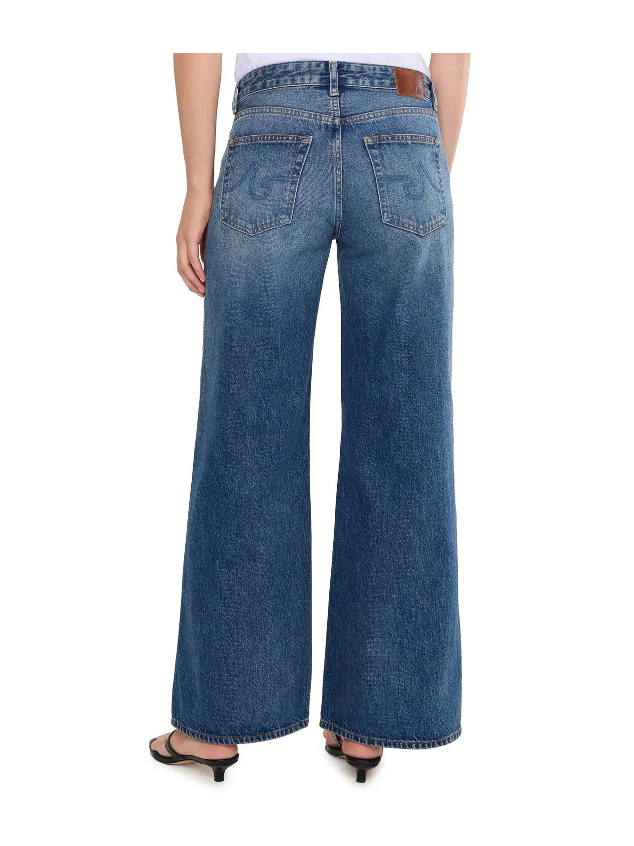 Джинсы Saige Mid-Rise Wide Leg in Nostalgia Ag Jeans — изображение 4 из 5, бежевый