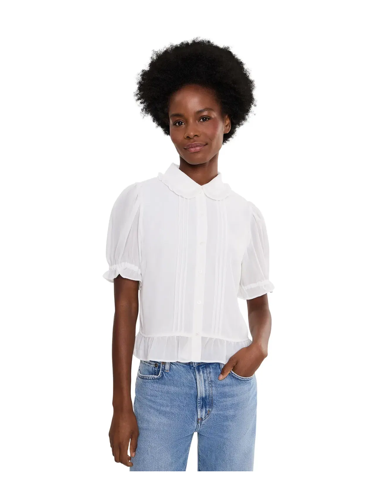 Топ-кроп на пуговицах с воротником-рюшем и защипами Cropped Buttoned Top with Ruffle Collar and Pintucks Cece, слоновая кость