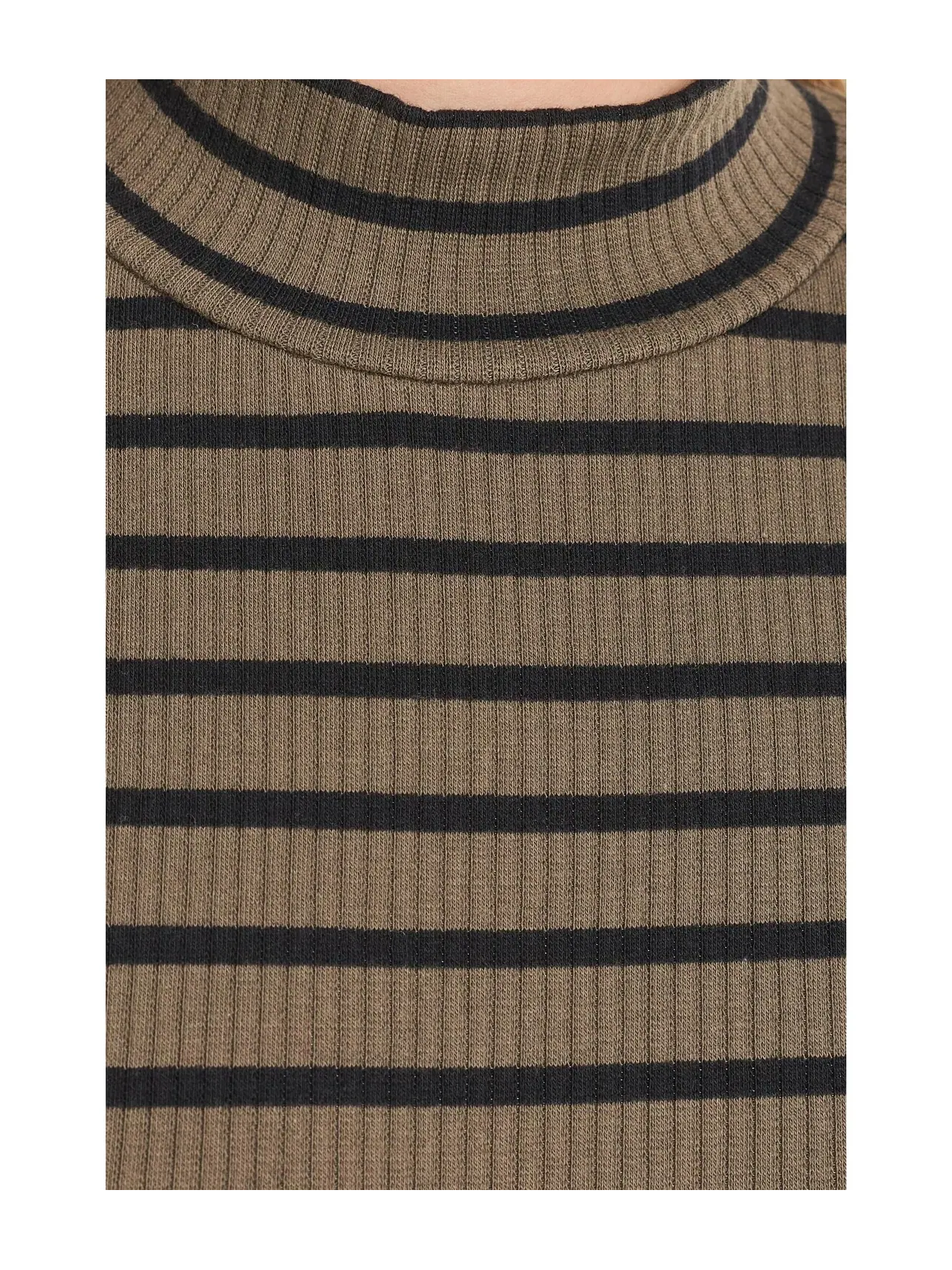 Лонгслив в рубчик с высоким воротом Ribbed Long Sleeve Mock Lilla P — изображение 5 из 5, оливковый