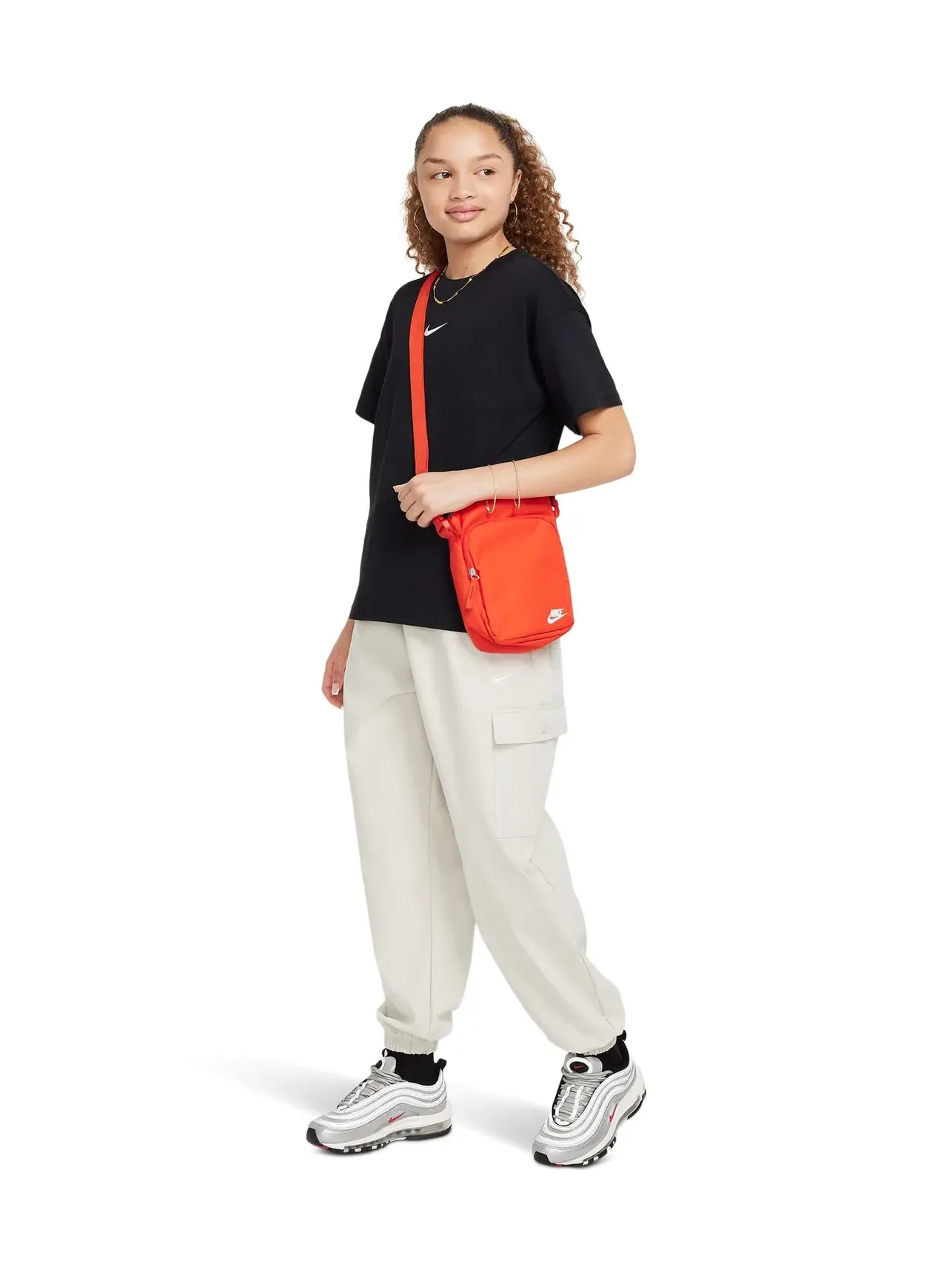 Спортивная базовая футболка (для маленьких и больших детей) Nike Kids — изображение 2 из 5, черный
