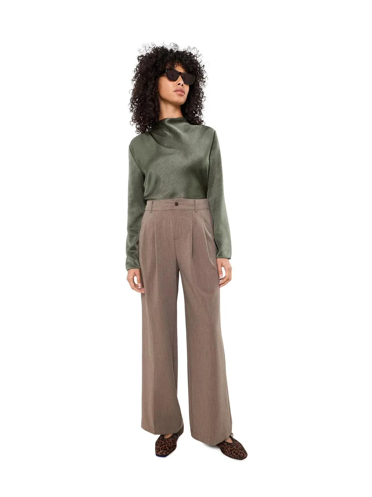 Лонгслив с драпированной горловиной Draped Cowl Neck Long Sleeve Vince — изображение 2 из 5, оливковый