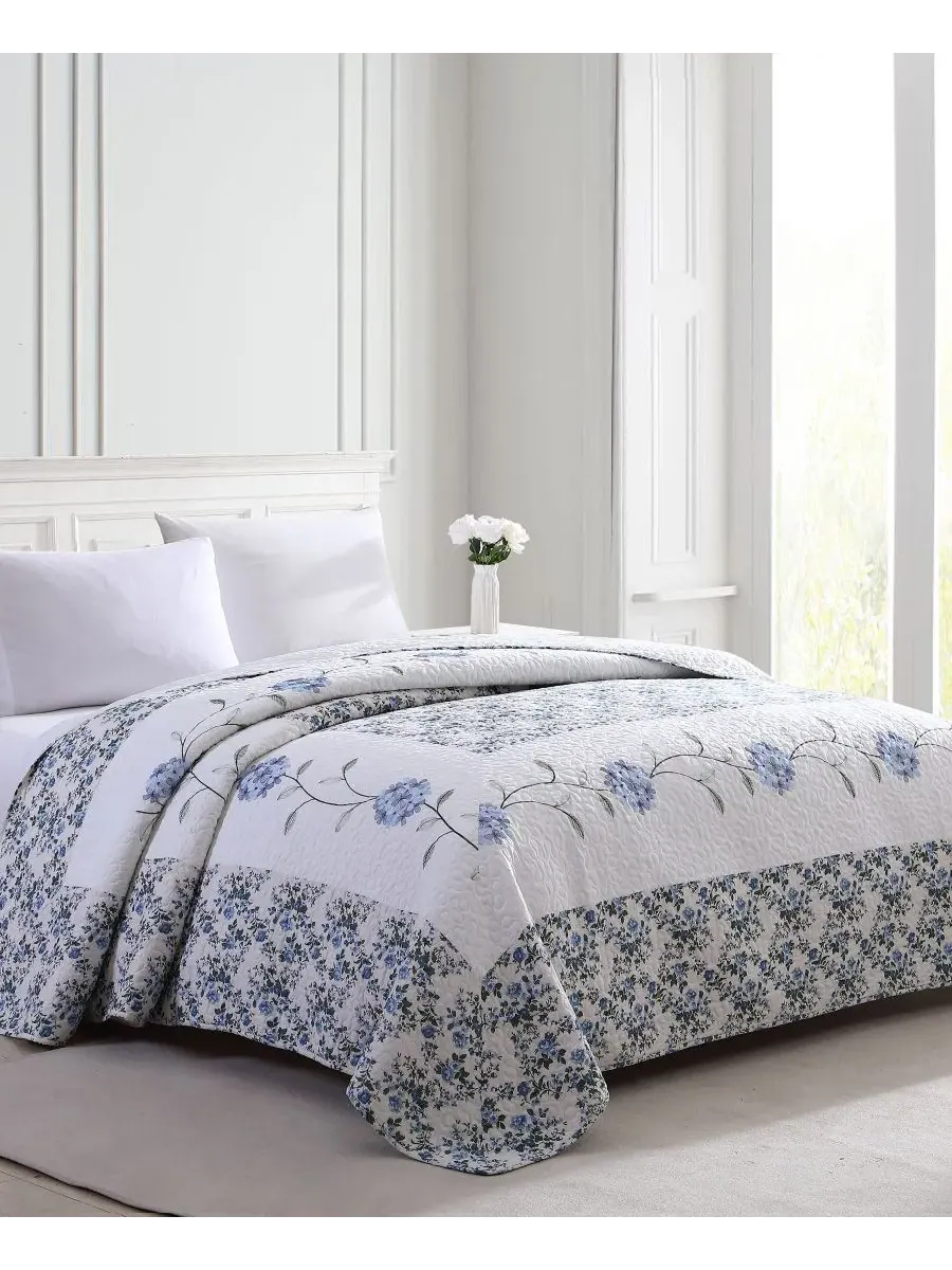 Покрывало с вышивкой гвоздики Carnation Embroidered Beatrice Home Fashions — синий