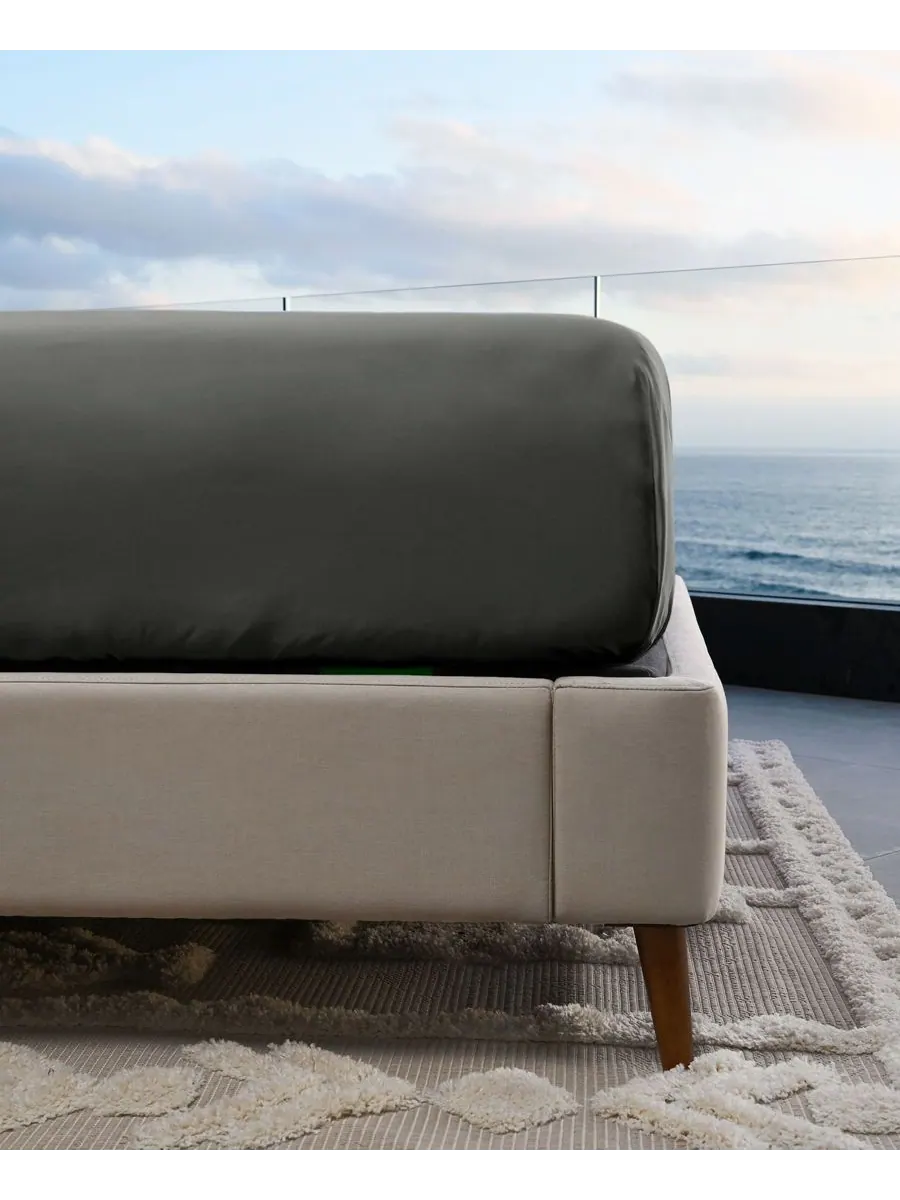 Комплект постельного белья Resort Sateen из терморегулирующей вискозы, 4 предмета Cariloha — изображение 7 из 9, оникс