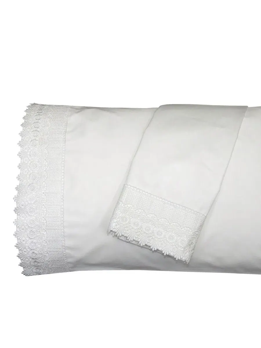 Комплект наволочек с вышивкой и кружевом 4 дюйма, модель Embellished 4-Inch Lace Trim Egyptian — изображение 4 из 5, белый