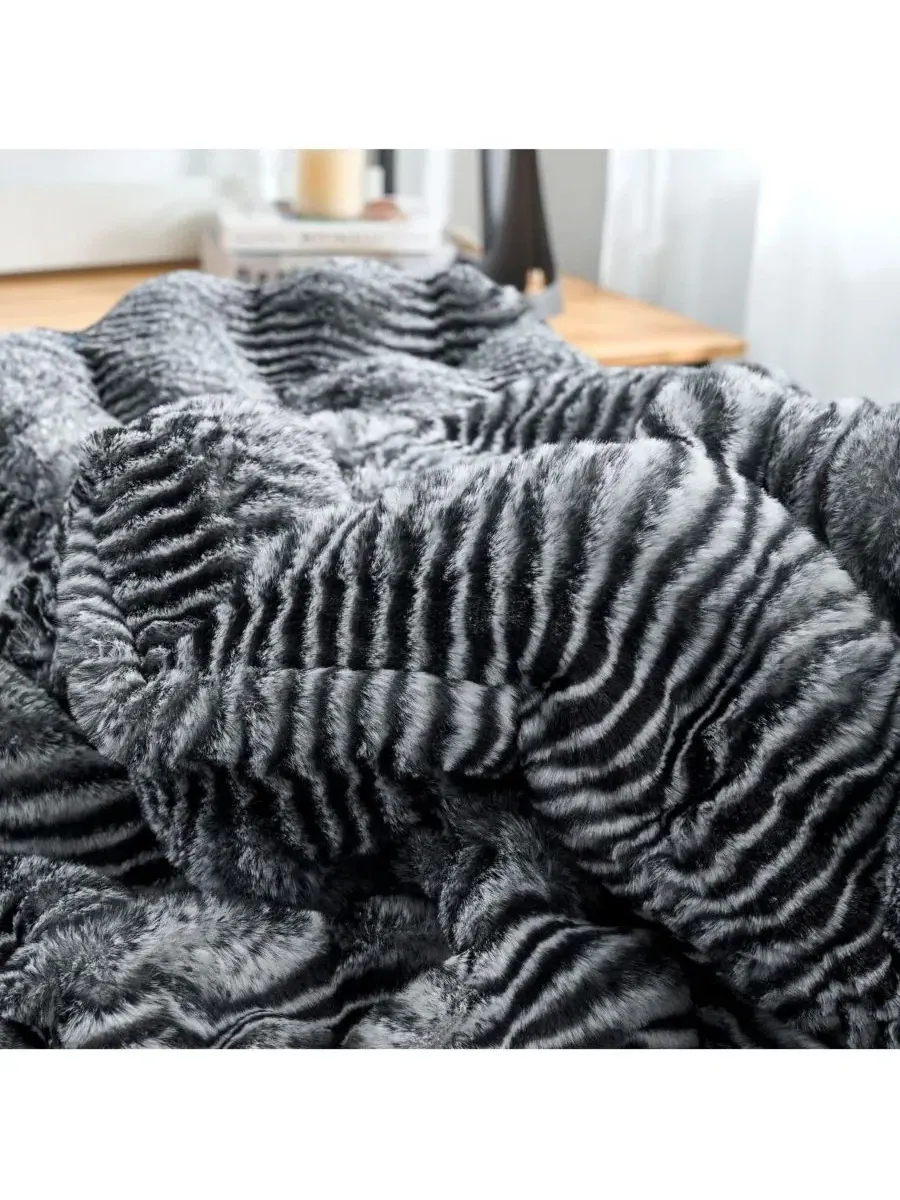 Комплект пушистого одеяла с имитацией хвоста енота Raccoons Are Lovely Coma Inducer Coma Inducer — изображение 4 из 4, серый