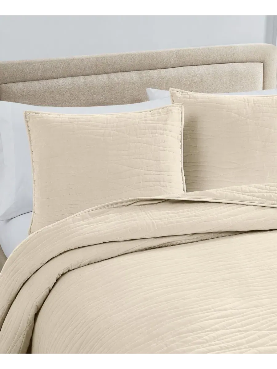Стеганое покрывало с наволочками Wavy Cotton Matte Velvet Royal Velvet — изображение 2 из 5, бежевый
