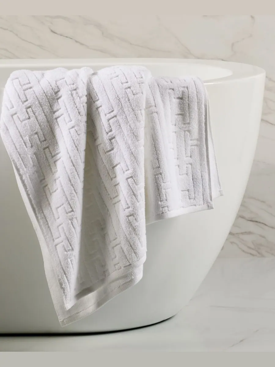 Скульптурное банное полотенце в виде звеньев цепи, 76,6 см x 137 см Hotel Collection — изображение 2 из 3, белый