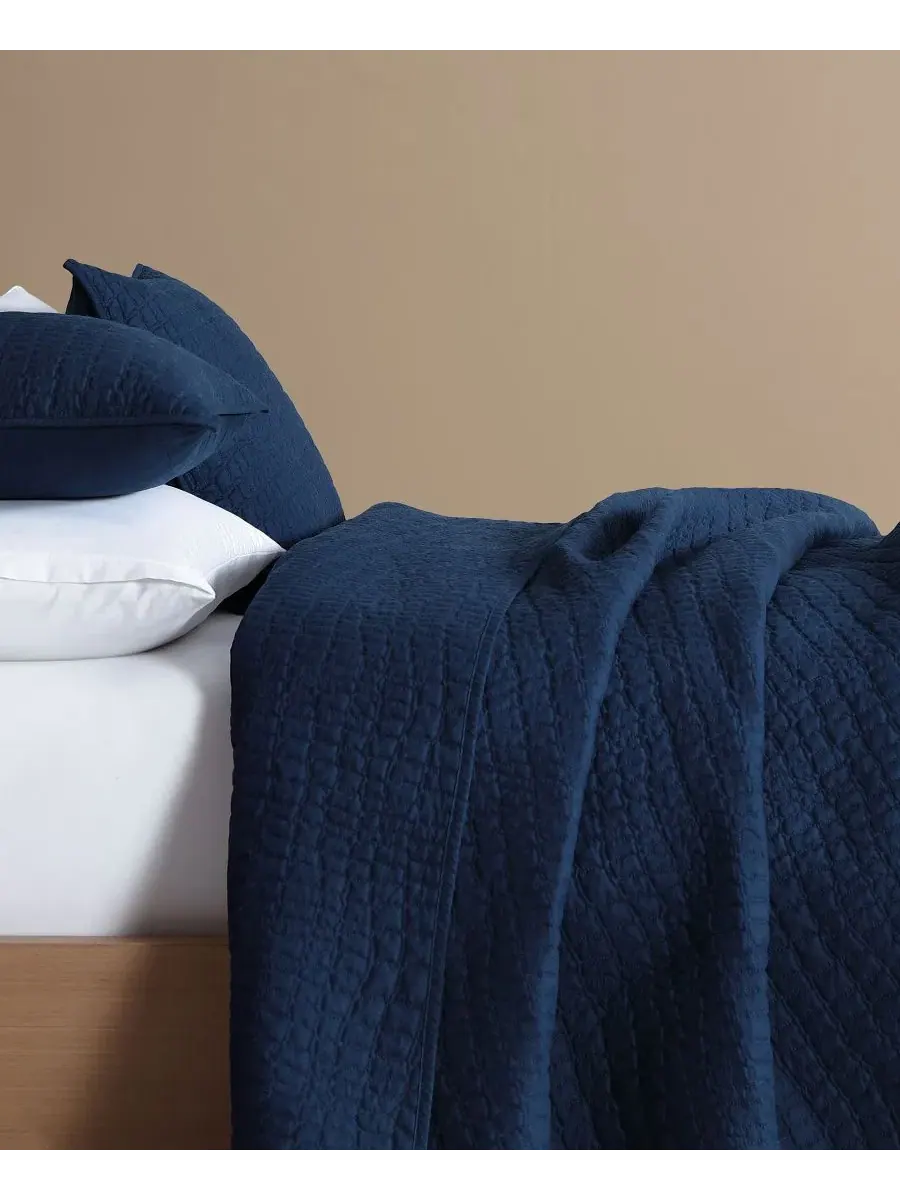 Комплект стеганого одеяла с наволочками, King, с крокодильим принтом Lacoste Home — изображение 2 из 7, темно-синий