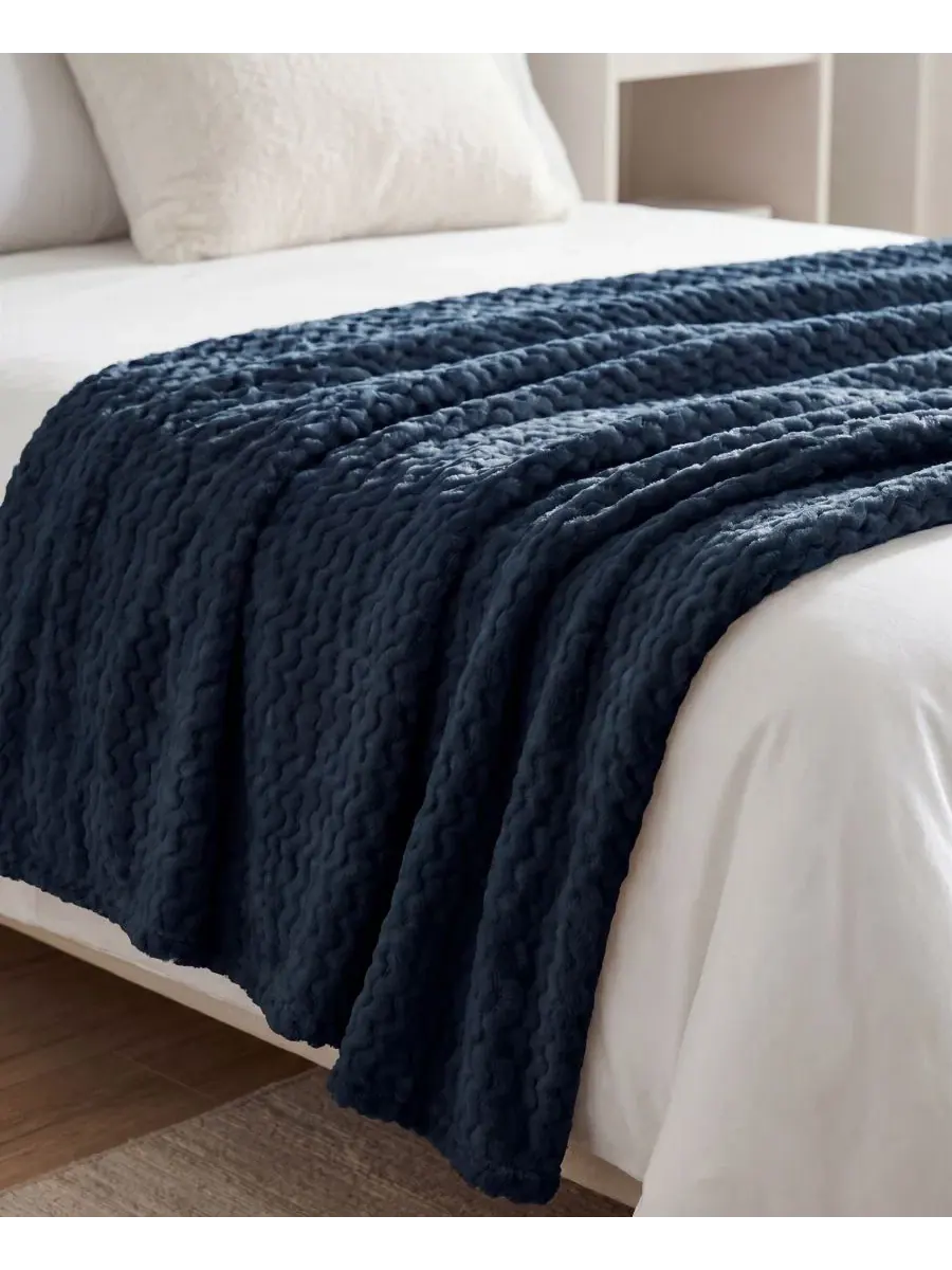 Флисовое одеяло с фактурой «попкорн» Lily, Twin XL Superior — изображение 6 из 8, темно-синий
