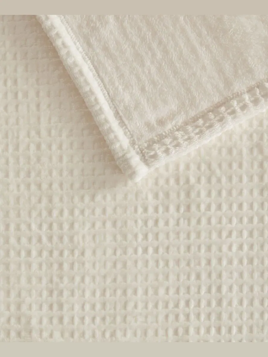 Плед флисовый вафельный Cozy Waffle Plush Blanket Premier Comfort — изображение 4 из 4, белый