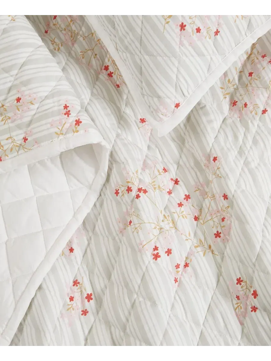 Комплект стеганого одеяла Emma Floral, 2 предмета, Twin/Twin XL Cottage Classics — изображение 5 из 5, розовый