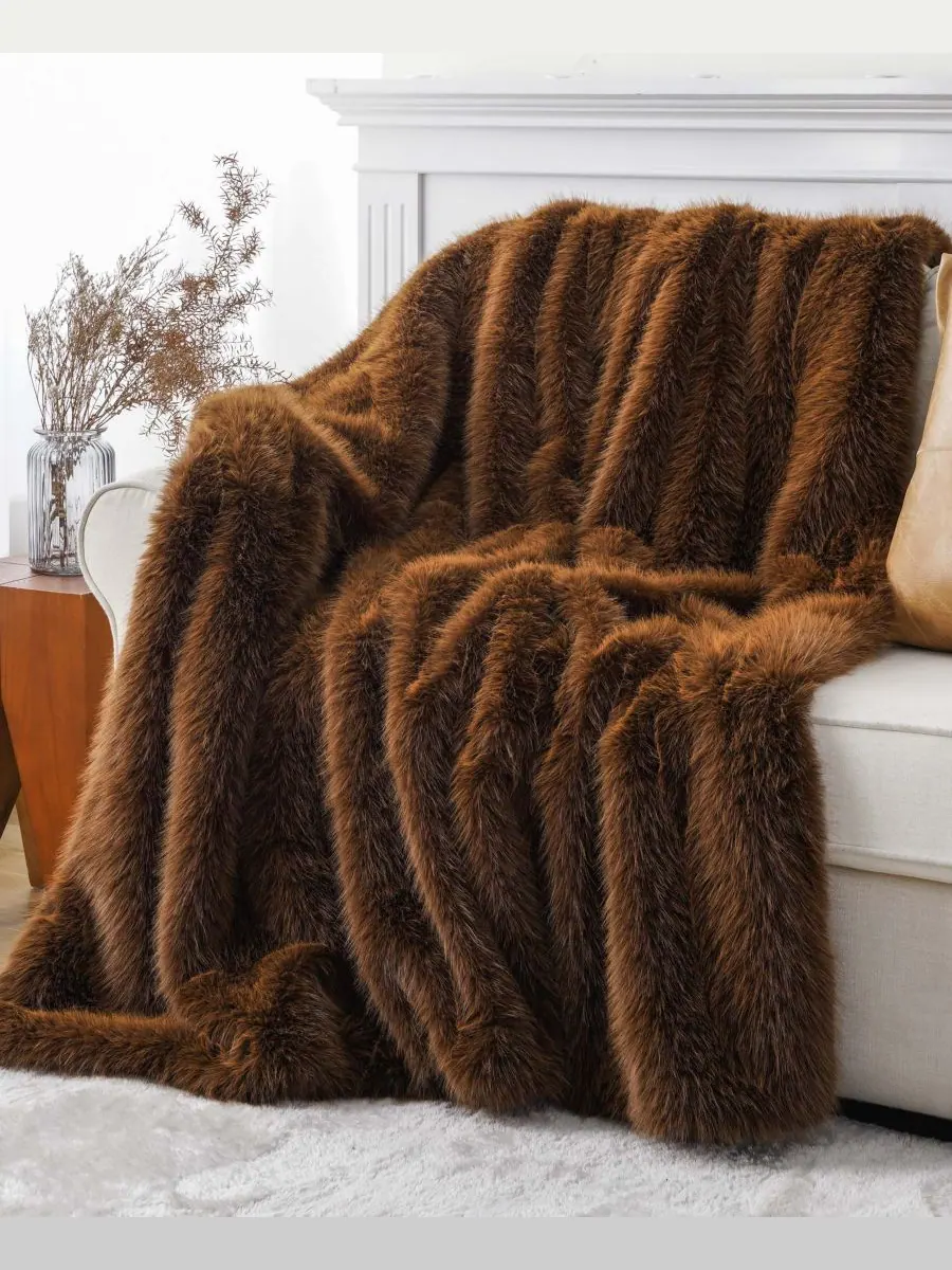 Плед из искусственного меха Lifestyle, 50 x 60 дюймов Battilo — коричневый