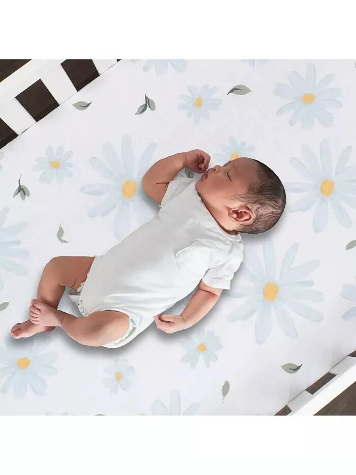 Простыня для детской кроватки Sweet Daisy из 100 % хлопка белого/синего цвета с цветочным принтом — изображение 2 из 5, белый