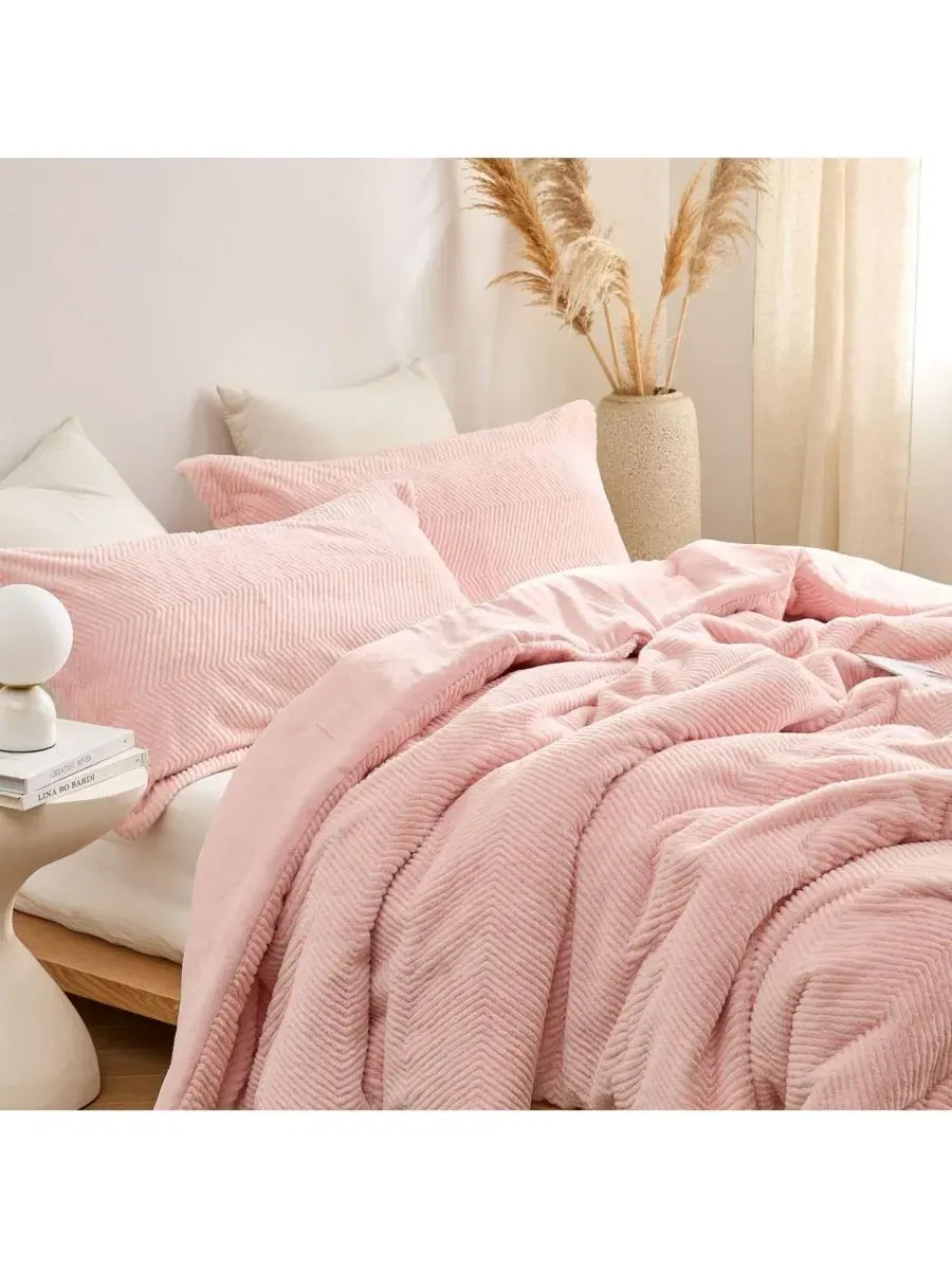 Комплект стеганого одеяла Peak of Cozy Coma Inducer — изображение 2 из 4, розовый