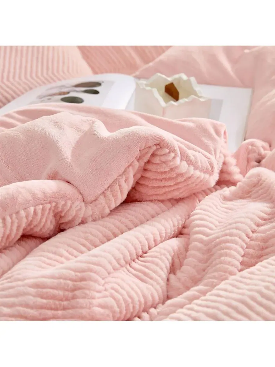 Комплект стеганого одеяла Peak of Cozy Coma Inducer — изображение 4 из 4, розовый