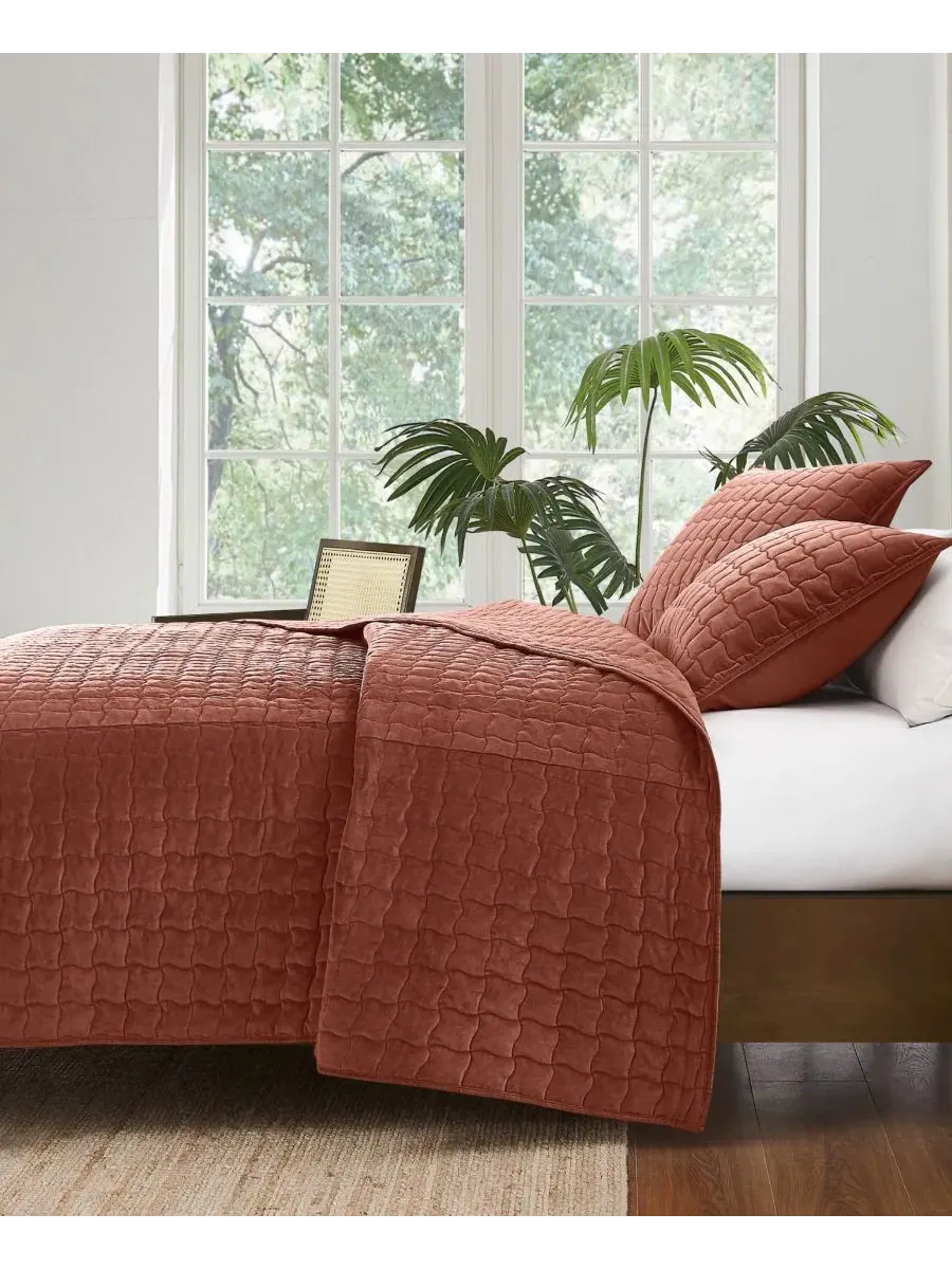 Комплект стеганого покрывала из матового хлопкового вельвета Wavy Square, King Brooklyn Loom — изображение 2 из 6, красный