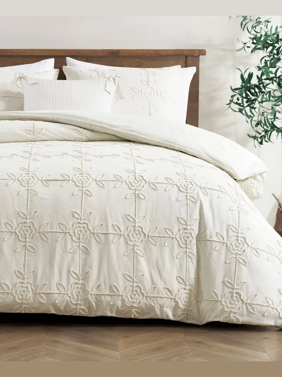 Комплект стеганого одеяла с вышивкой Trellis Rose Peri Home — изображение 1 из 7, белый