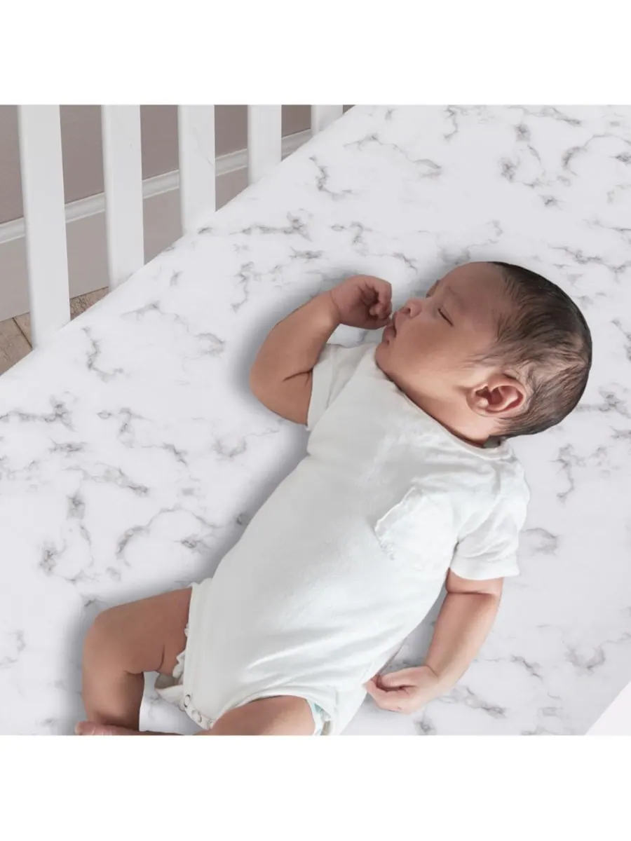 Простыня для детской кроватки Baby Signature из органического хлопка серо-белого мраморного цвета — изображение 2 из 6, серый