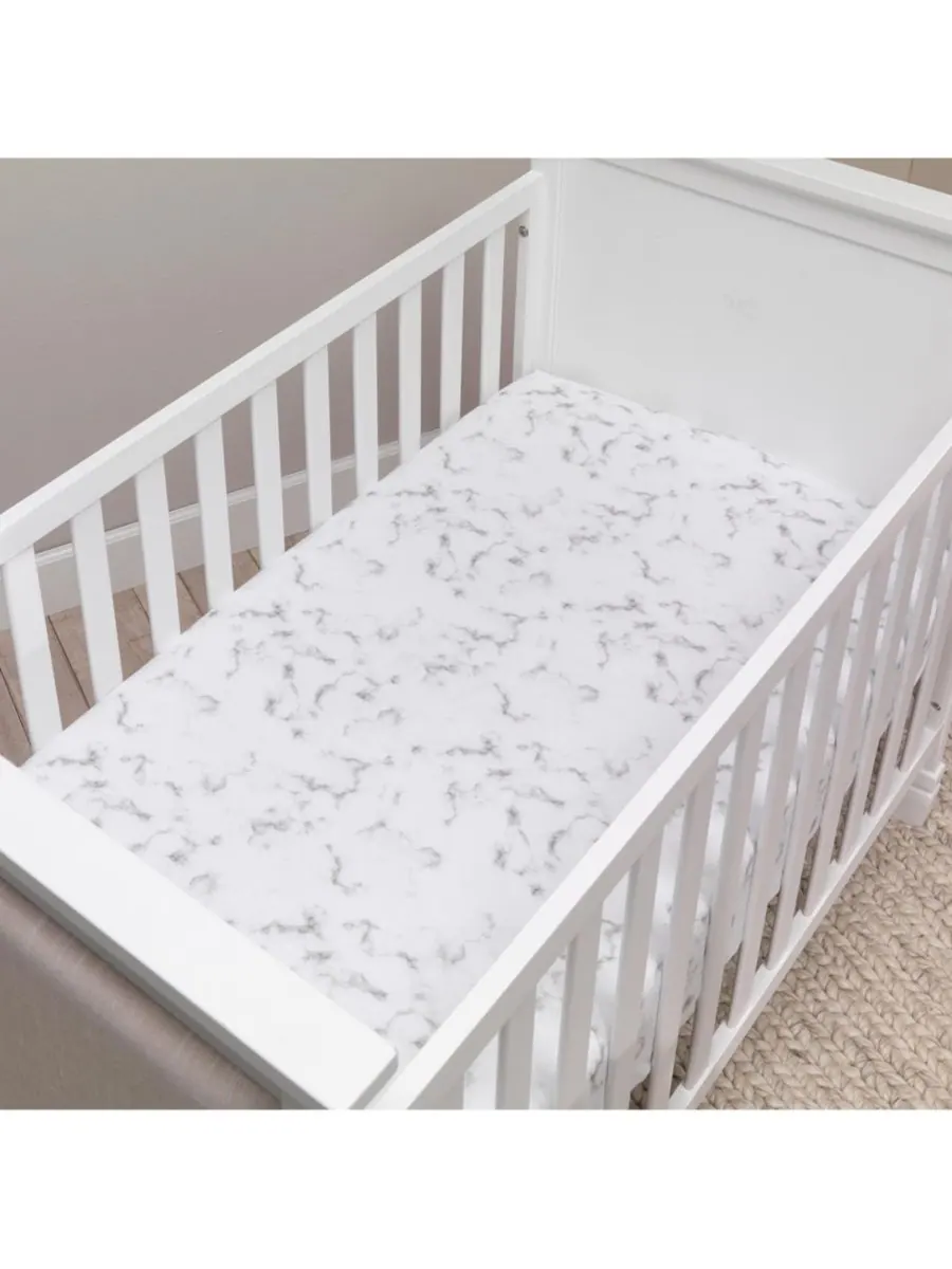Простыня для детской кроватки Baby Signature из органического хлопка серо-белого мраморного цвета — изображение 6 из 6, серый
