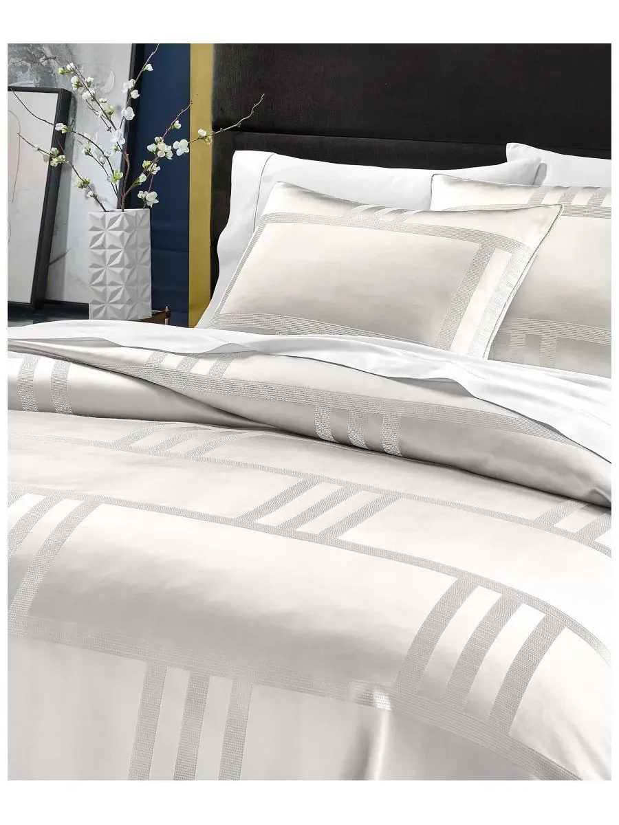 Комплект стеганого одеяла с геометрическим узором Structure Silver, King Hotel Collection — изображение 2 из 5, серебряный