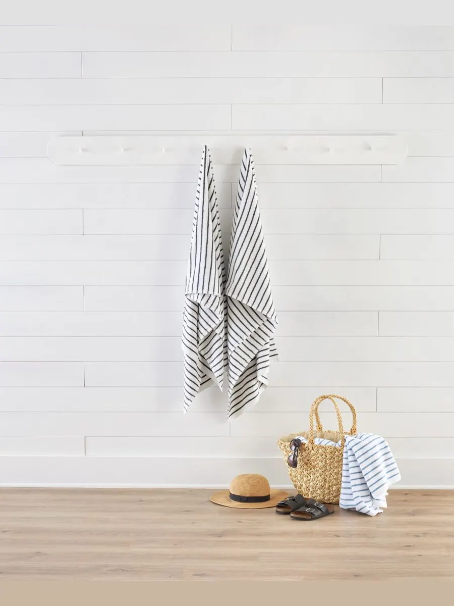 Набор из двух хлопковых пляжных полотенец Cabana Stripe, размер 30 x 70 дюймов Ienjoy Home — изображение 2 из 8, серый