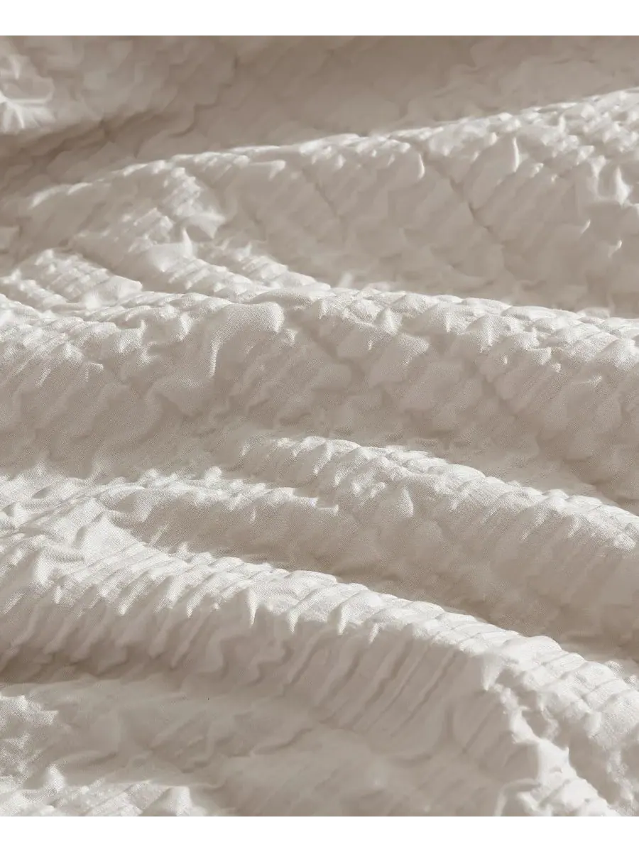 Комплект постельного белья Serenity Wavy Lines Beige Embossed, 3 предмета, размер King Kenneth Cole — изображение 8 из 10
