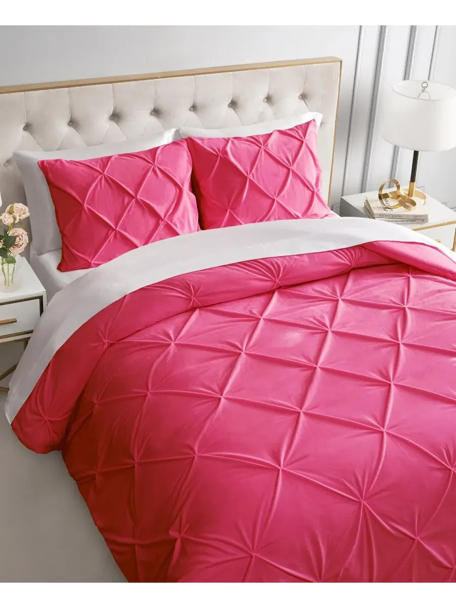 Комплект постельного белья Kiss Pleat Plush из 3 предметов, размер Full/Queen Juicy Couture — изображение 3 из 6, розовый