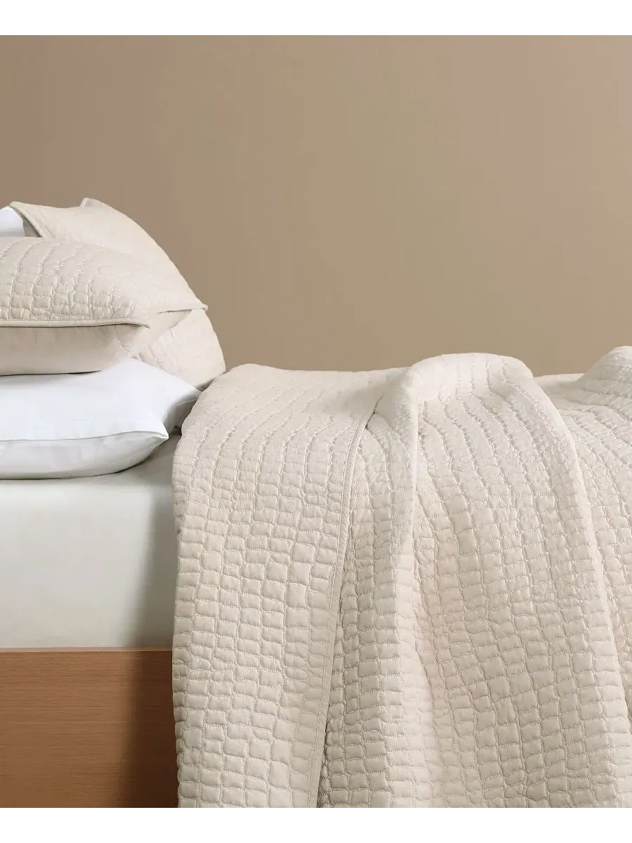 Комплект из стеганого одеяла и наволочки Croc Scale Cotton Lacoste Home — изображение 2 из 7, серый