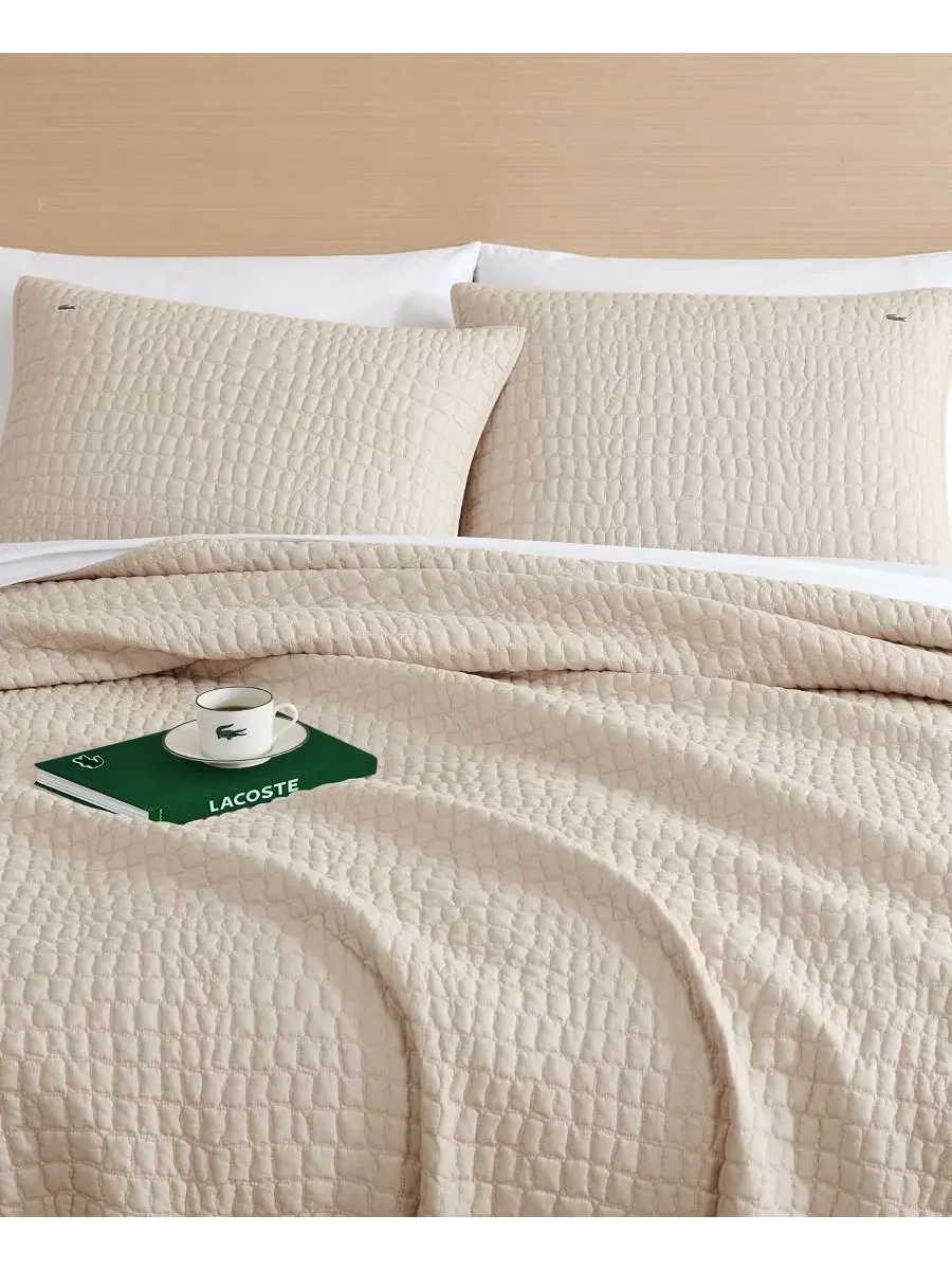 Комплект из стеганого одеяла и наволочки Croc Scale Cotton Lacoste Home — изображение 3 из 7, серый