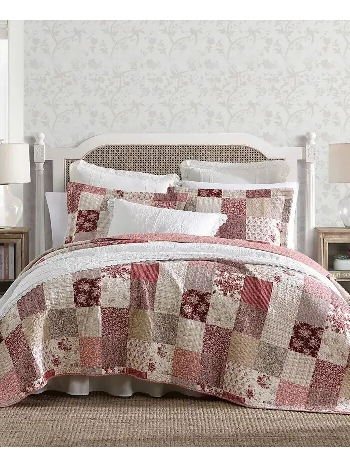 Комплект двусторонних хлопковых одеял Celina в стиле пэчворк Laura Ashley — изображение 1 из 9, бежевый